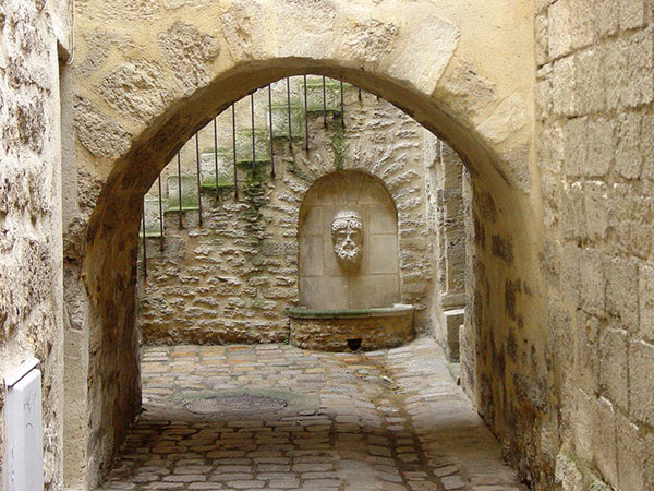 a glance down any side alley can be rewarding in Uzes