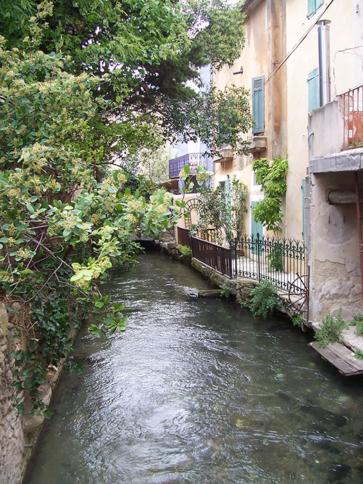Small inlets course with water flows in Isle sur la Sorgue